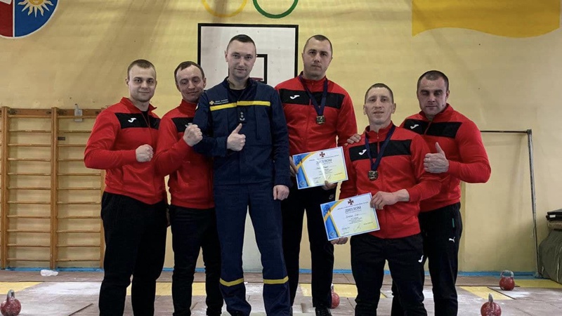 Волинські рятувальники здобули два золота на змаганнях з гирьового спорту