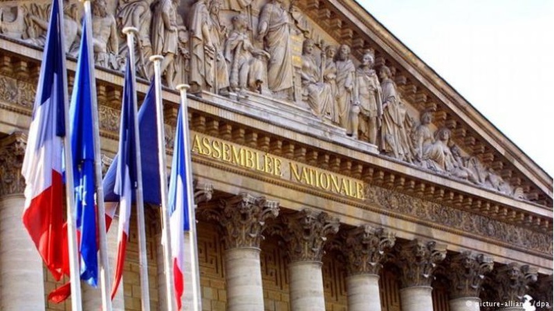 Блок Макрона лідирує перед парламентськими виборами у Франції, – соцопитування