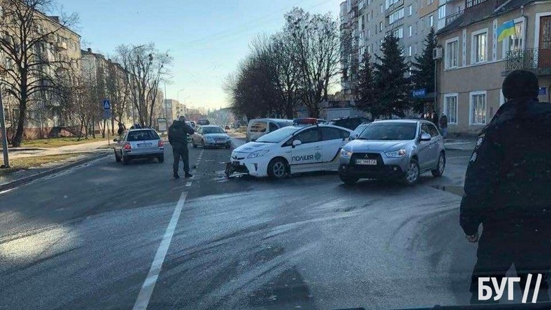 ДТП у Володимирі: зіткнулися поліцейський автомобіль «Toyota» та легковик «Volkswagen»