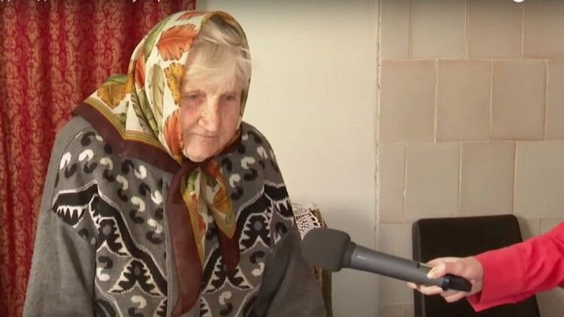 Довгожителька з Волині видала книгу із віршами про кожну родину свого села