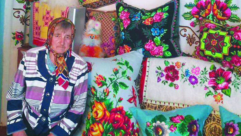 76-річна вишивальниця з Волині зібрала орнаменти вишивок з усього району