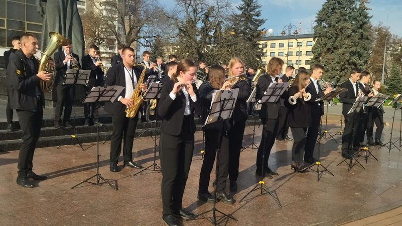 Духовий оркестр волинського коледжу збирає гроші для ЗСУ
