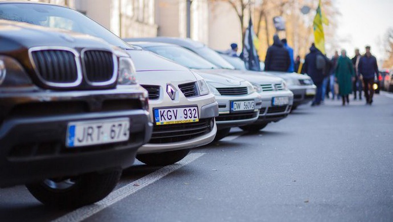 Зеленський підписав закон про «нульове розмитнення» авто: за що можна буде не платити