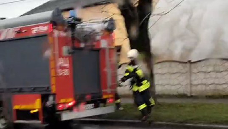 У Луцьку горить багатоквартирний будинок: на місці події працюють рятувальники