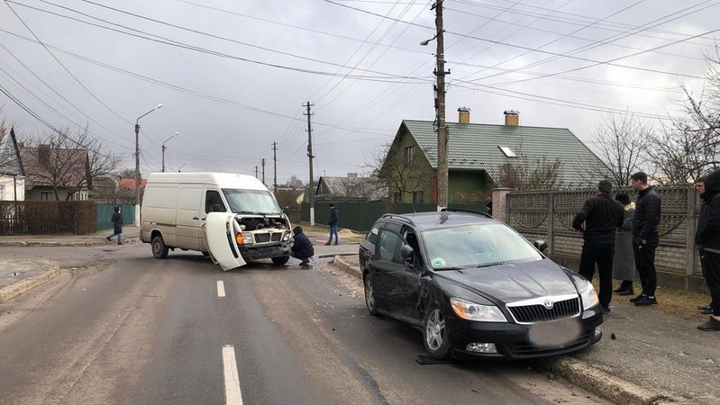 У Нововолинську на перехресті зіткнулися бус і легковик. ФОТО