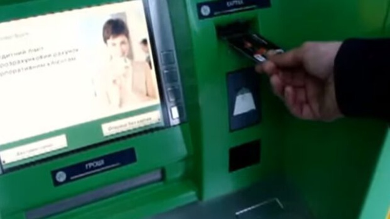Банкомати «ПриватБанку» масово не видають готівку: пояснили причини помилки