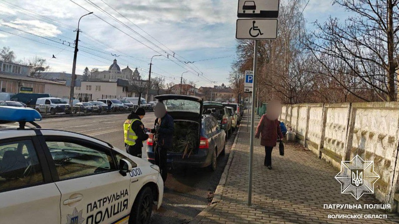 У Луцьку патрульні оштрафували водіїв, які припаркувались на місцях для осіб з інвалідністю