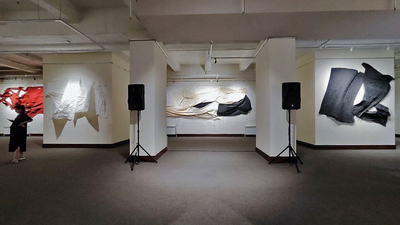 У Музеї Корсаків відкрили виставку інсталяцій з херсонської бавовни