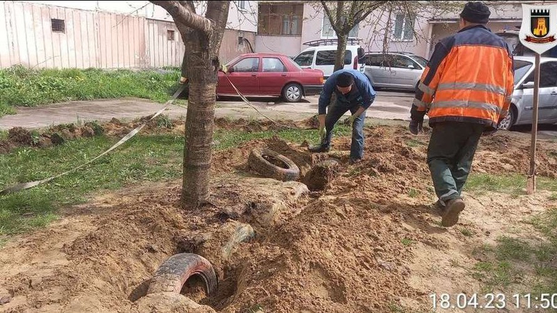 У Луцьку муніципали «видобули з надр» 152 шини за один день.ФОТО