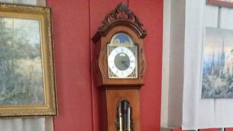 У музей на Волині передали двометровий годинник німецьких майстрів 20 століття