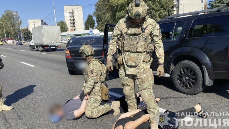 Поліція Волині викрила групу зловмисників, яка організувала нелегальний продаж зброї. ФОТО