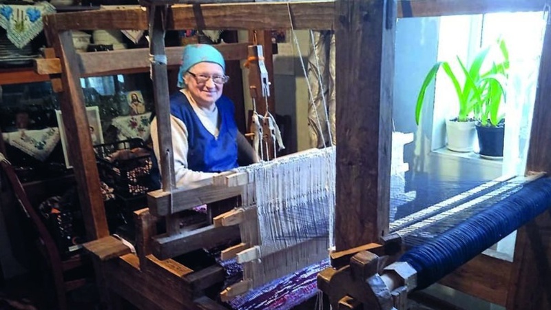 У волинському селі виготовляють килими на столітніх ткацьких верстатах
