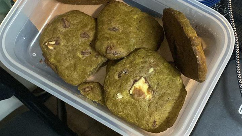 Волинські прикордонники знайшли в іноземця печиво з марихуаною