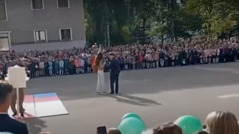 У Білорусі школярка показала тризуб на лінійці: її затримали (відео)
