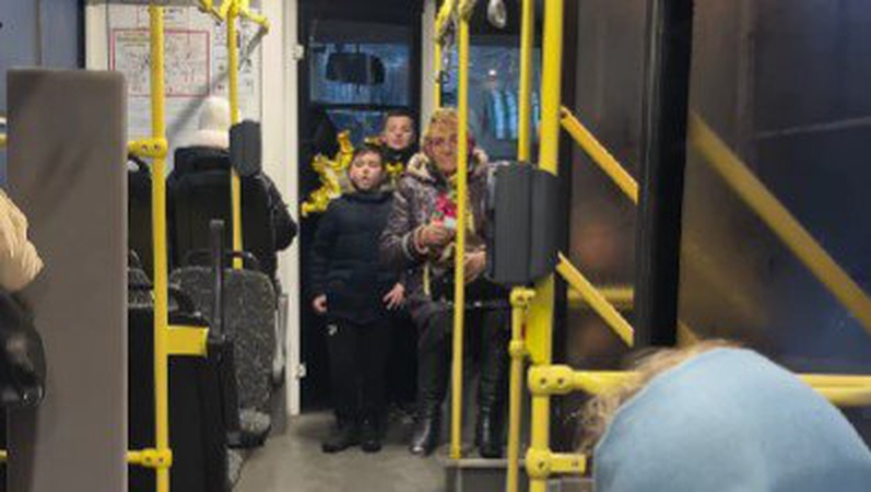 У Луцьку діти заколядували в одному з міських тролейбусів