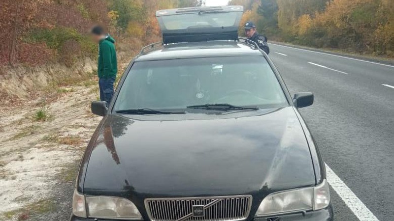 У селі на Волині патрульні обшукали авто на іноземній реєстрації: що знайшли. ФОТО