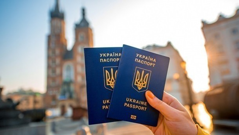 В Україні можуть скасувати дії частини закордонних паспортів