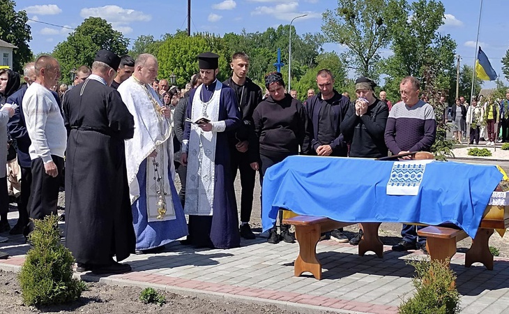 Боронив не лише свою сім’ю - боронив Україну: на Волині попрощалися із загиблим Героєм Василем Семерою