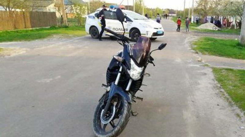 У Луцькому районі мотоцикліст в’їхав у легковик і втік з місця ДТП