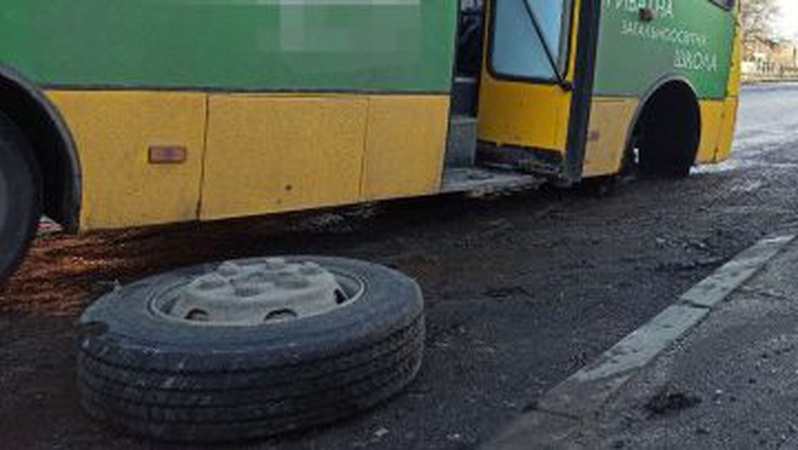 У Нововолинську під час руху у маршрутки «злетіли» два колеса