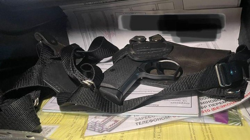 Волинські митники знайшли заряджений пістолет у подоржнього