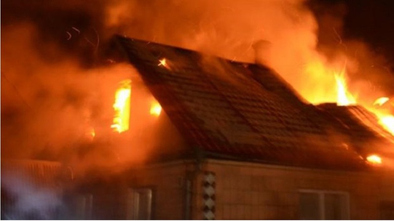 Волинські рятувальники з палаючого будинку витягнули ледь живого чоловіка