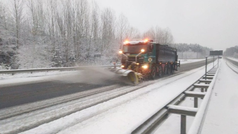 Перший сніг: волинські дороги чистили 17 одиниць спецтехніки