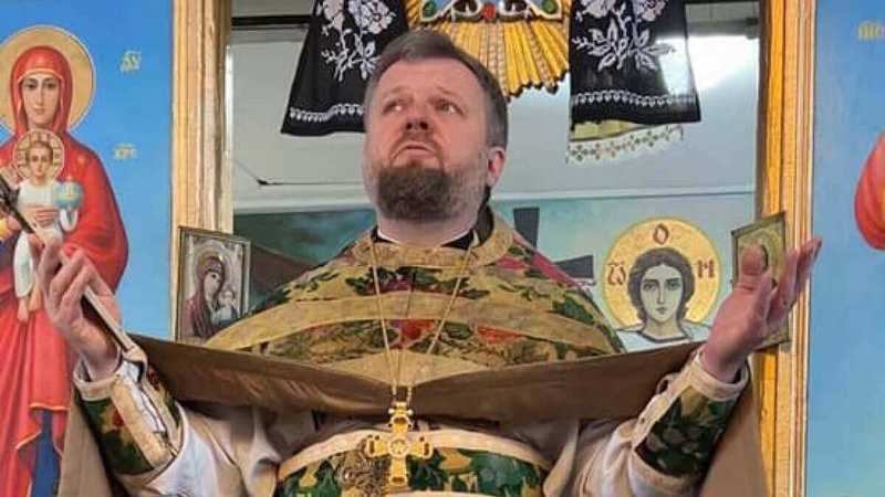 Волинський священник відреставрував старовинні ризи