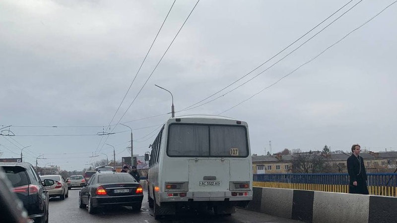 ДТП з рейсовим автобусом на Соборності в Луцьку спричинило затор до історичного корпусу ВНУ