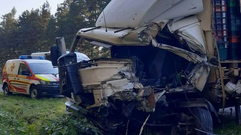 В аварії на Волині витягували з понівеченого авто водія вантажівки