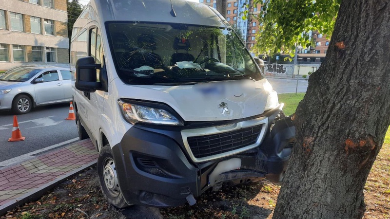 У Луцьку автомобіль врізався у дерево: деталі