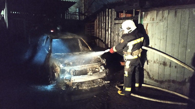 У гаражі волинян вночі загорівся автомобіль: ще два вдалося врятувати