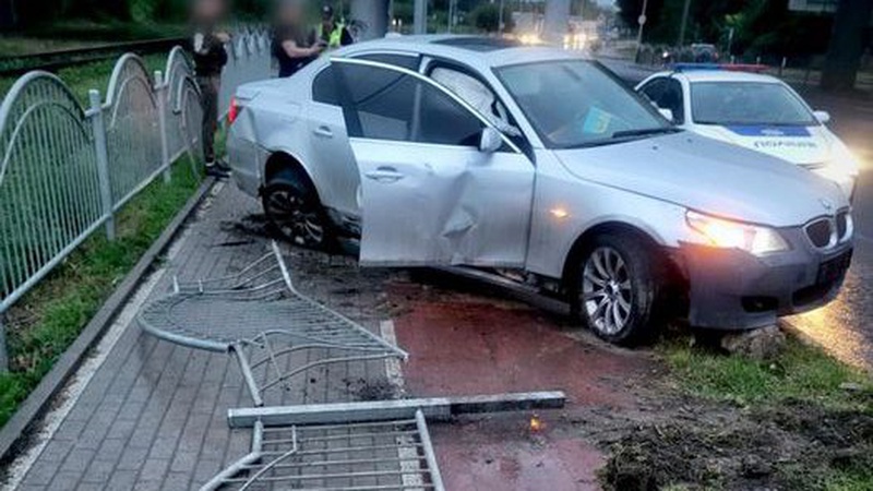 У Луцьку 22-річний водій на BMW зніс паркан.ФОТО