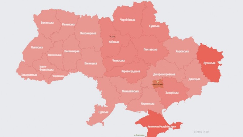 По всій Україні оголошено повітряну тривогу: лунають вибухи, є влучання