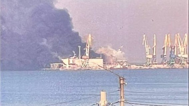 У порту окупованого Бердянська горить російська військова техніка. ФОТО. ВІДЕО