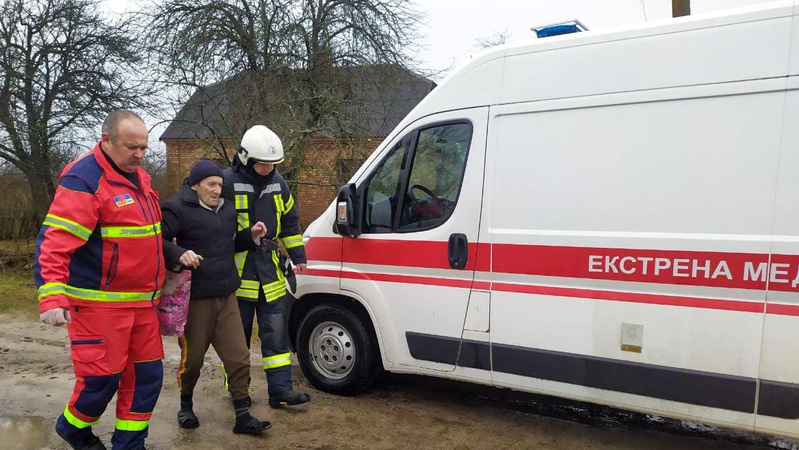 Волинські рятувальники допомогли медикам потрапили до хворого на пожежному автомобілі. ФОТО