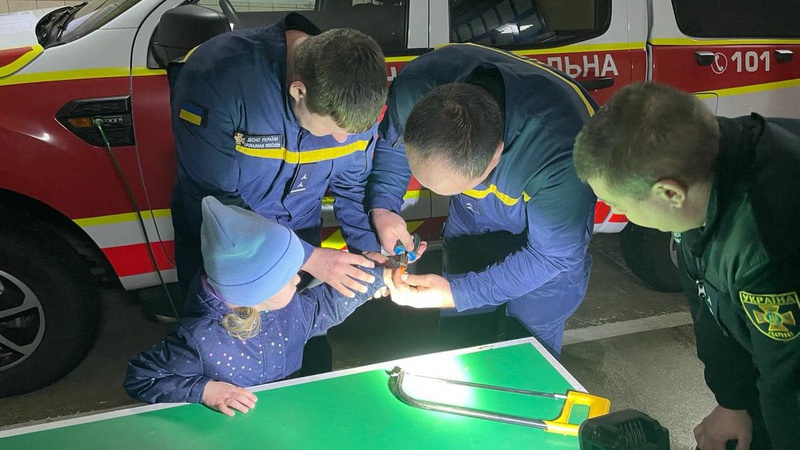 На пальці застрягла деталь іграшки: у Луцьку рятувальники допомогли 4-річній дівчинці