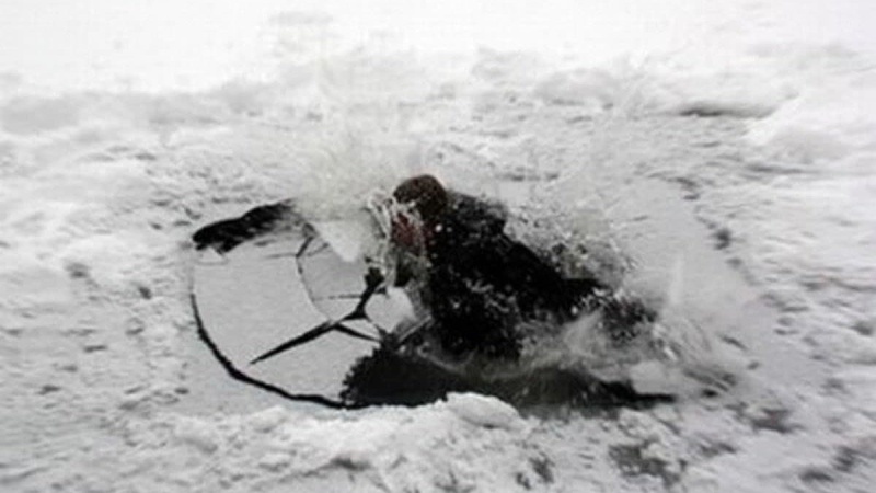 На Волині неповнолітній хлопець провалився під лід, коли ловив рибу