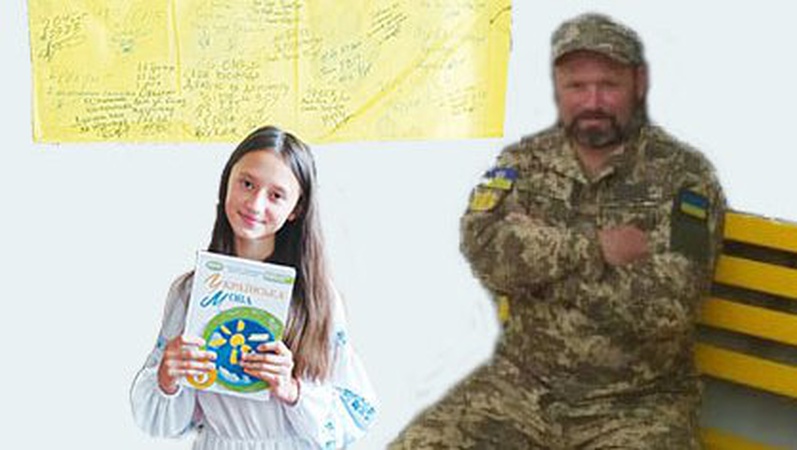«Історія на прапорі і прапор як історія»: воїн з Волині передав школі прапор із власним підписом