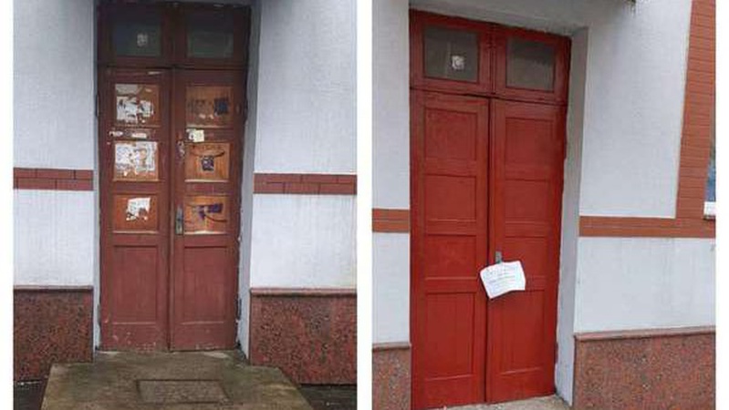 Не минуло й пів року: комунальників змусили пофарбувати двері в центрі Луцька.ФОТО