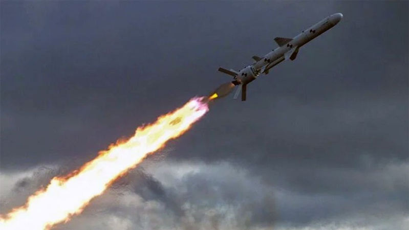 Росіяни завдали ракетного удару по Дніпру: влучили у СТО, під завалами люди