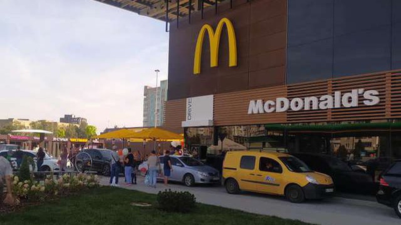 Велика черга та ажіотаж: у Луцьку вже відкрився McDonald’s