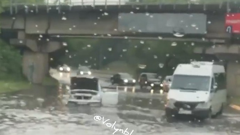 Після дощу там завжди «озеро»: у Луцьку затопило дорогу