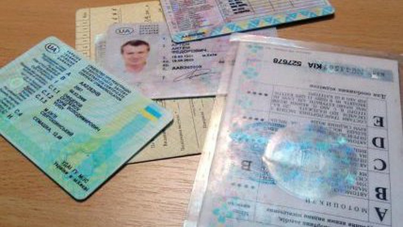В Україні у водійських правах вводять нову позначку
