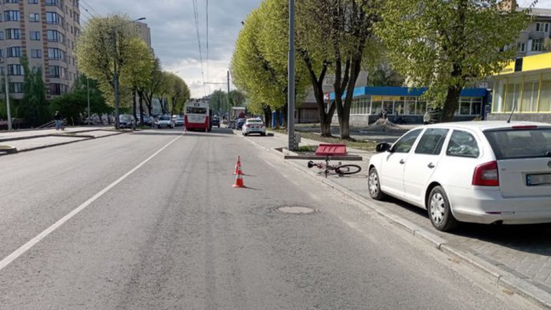 У Луцьку п’яний велосипедист в’їхав у припарковану автівку: його госпіталізували