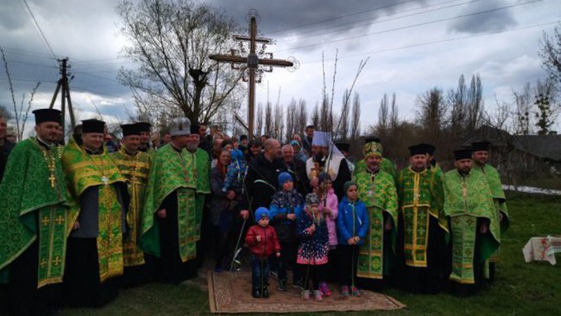 У селі біля Луцька священник УПЦ МП «переосвятив» новий придорожній хрест