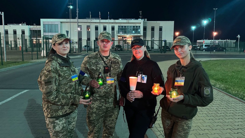 Волинські прикордонники першими в Україні зустріли Благодатний вогонь