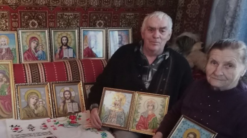 70-річний волинянин опанував вишивку і виготовив ікони для всієї родини