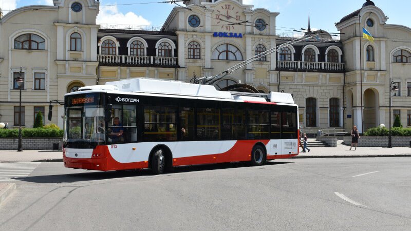 Вулицями Луцька курсуватимуть ще два нових тролейбуси. ФОТО