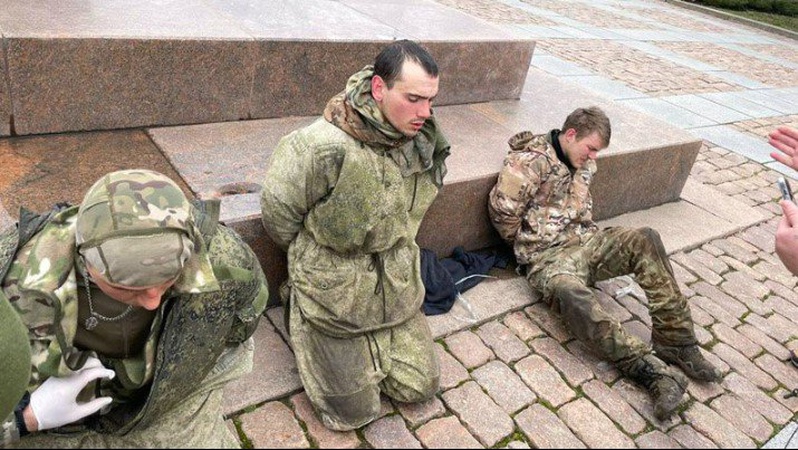 Російські офіцери почали розстрілювати своїх солдатів, щоб змусити їх наступати на Україну, – СБУ